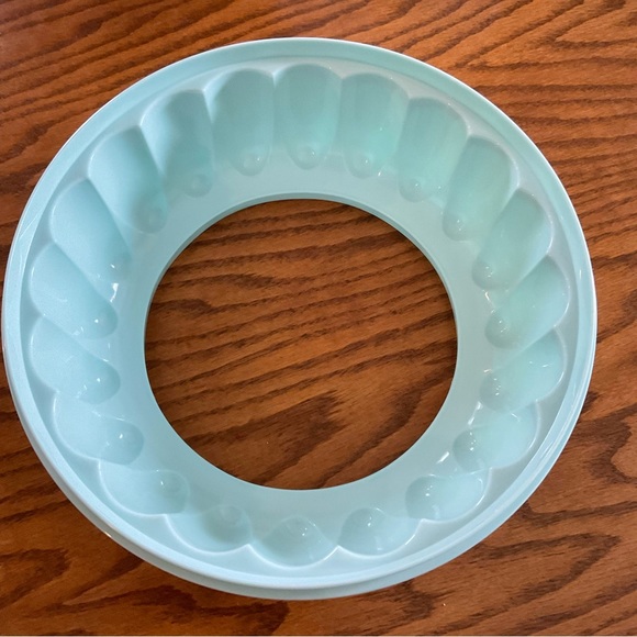 Vintage 3-Piece Classic Tupperware Jello Fluted Ring Salad Mold - Picture 5 of 8